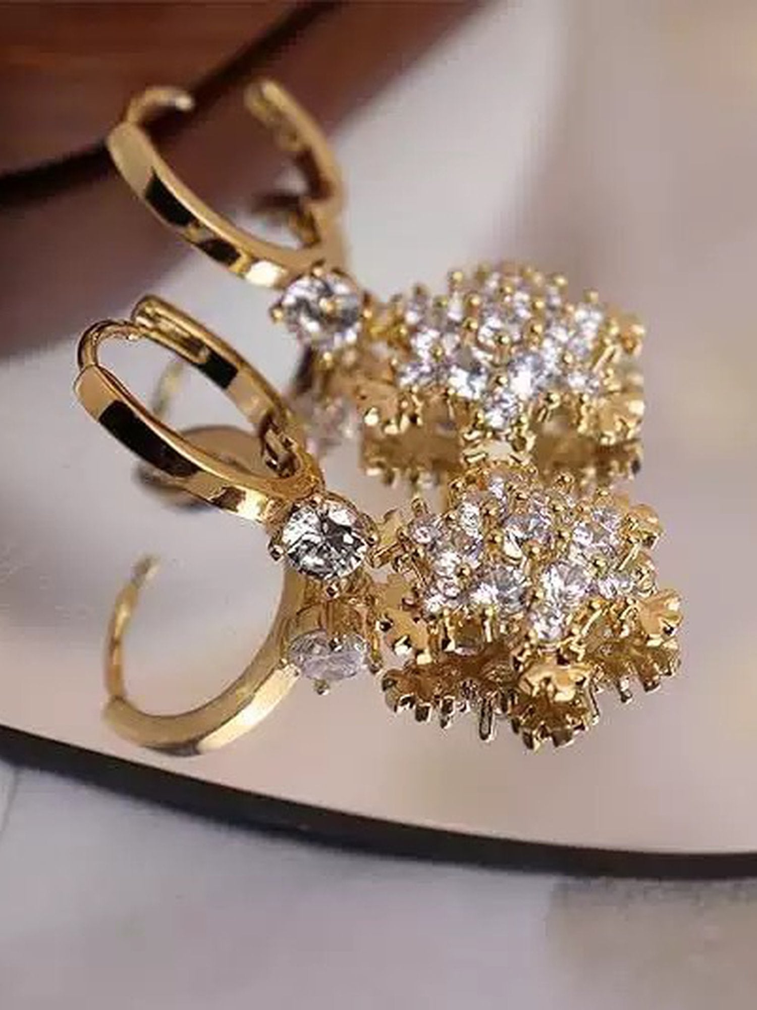 Golden Snowflakes Ohrringe Detail – goldene Schneeflocken-Anhänger mit funkelnden Kristallen Detailansicht