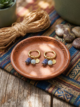 Ohrringe Lapis Voyage – Huggie mit Amulett