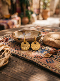 Ohrringe Luna & Sol Coin – Nahaufnahme