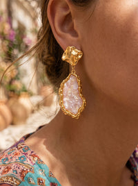 Ohrringe Moonglow Baroque – Lifestyle-Foto