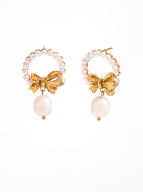 Ohrringe Perlenkranz Bowtie – Produktbild auf weißem Hintergrund