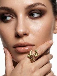 Olive Branch Blaetterring Gold am Finger getragen