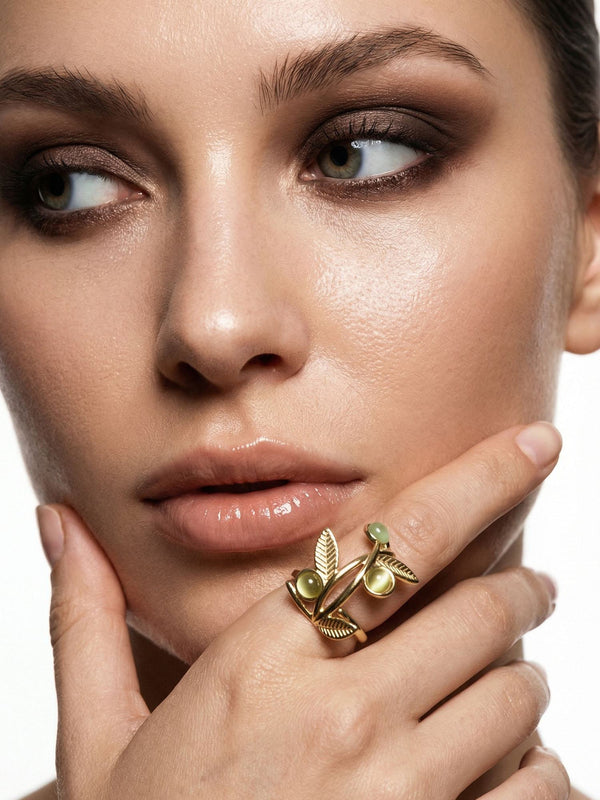 Olive Branch Blaetterring Gold am Finger getragen