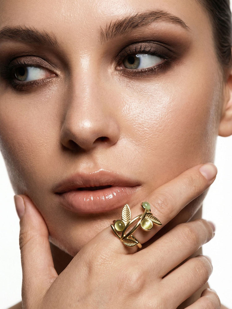 Olive Branch Blaetterring Gold am Finger getragen