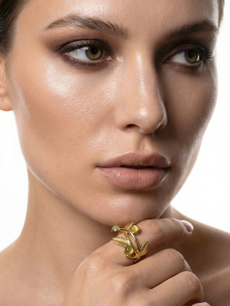 Olive Branch Blaetterring Gold am Finger getragen