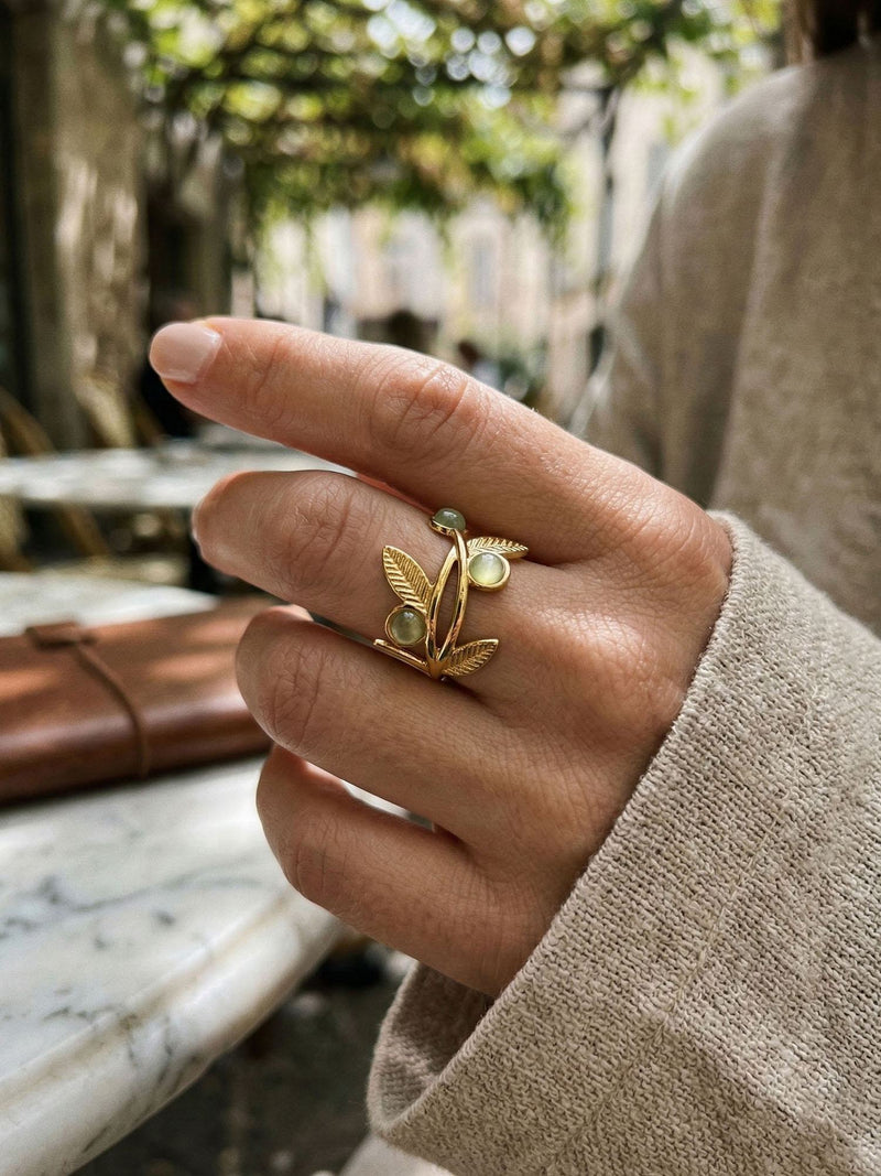 Olive Branch Blaetterring Gold Handansicht im Lifestyle-Setting