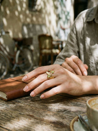 Olive Branch Blaetterring Gold Handansicht im Lifestyle-Setting