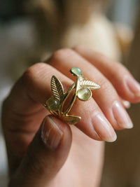 Olive Branch Blaetterring Gold Handansicht im Lifestyle-Setting