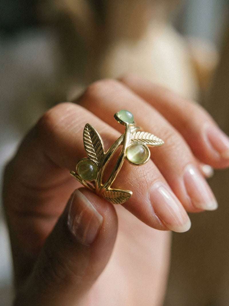 Olive Branch Blaetterring Gold Handansicht im Lifestyle-Setting