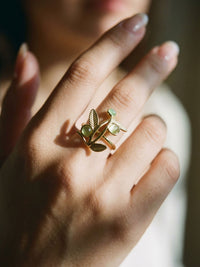 Olive Branch Blaetterring Gold Handansicht im Lifestyle-Setting