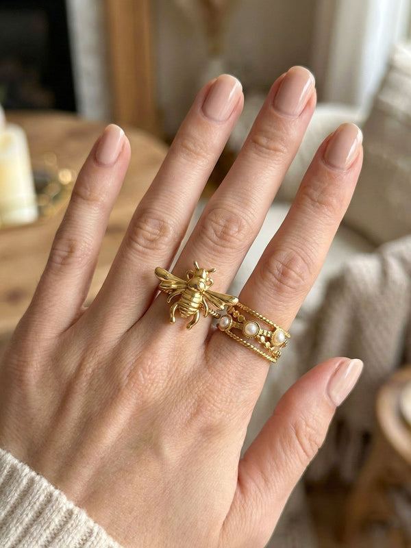 Pearl Lace Perlenring getragen am Finger kombiniert mit Bienen Ring gemueliches Ambiente Nemomatheo