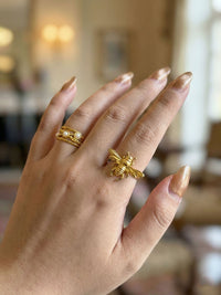 Pearl Lace Perlenring am Finger kombiniert mit goldenen Ringen Indoor natuerliches Licht Nemomatheo