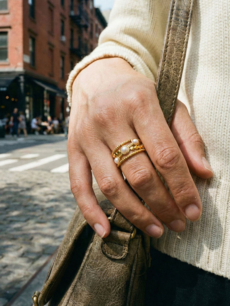 Pearl Lace Ring Lifestyle Stadtszene Hand mit Tasche goldener Perlenring Nemomatheo