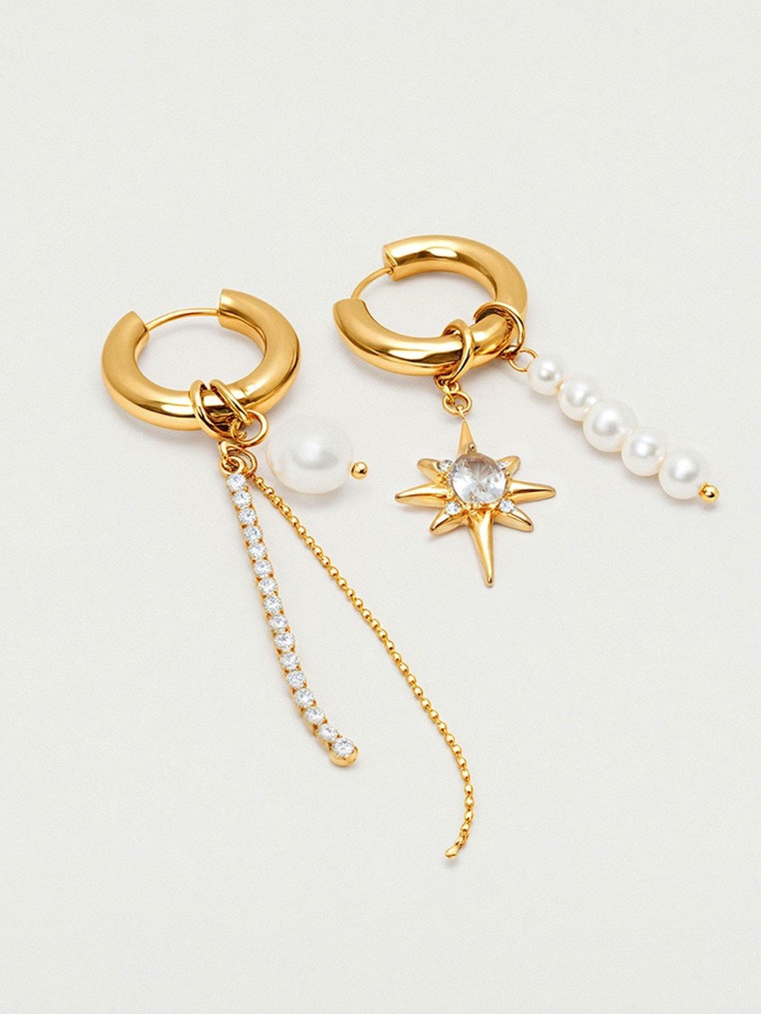 Detailansicht Perla & Stella Ohrringe – handgefertigte asymmetrische Creolen mit Stern-Charm und Perlenkette auf Muschel