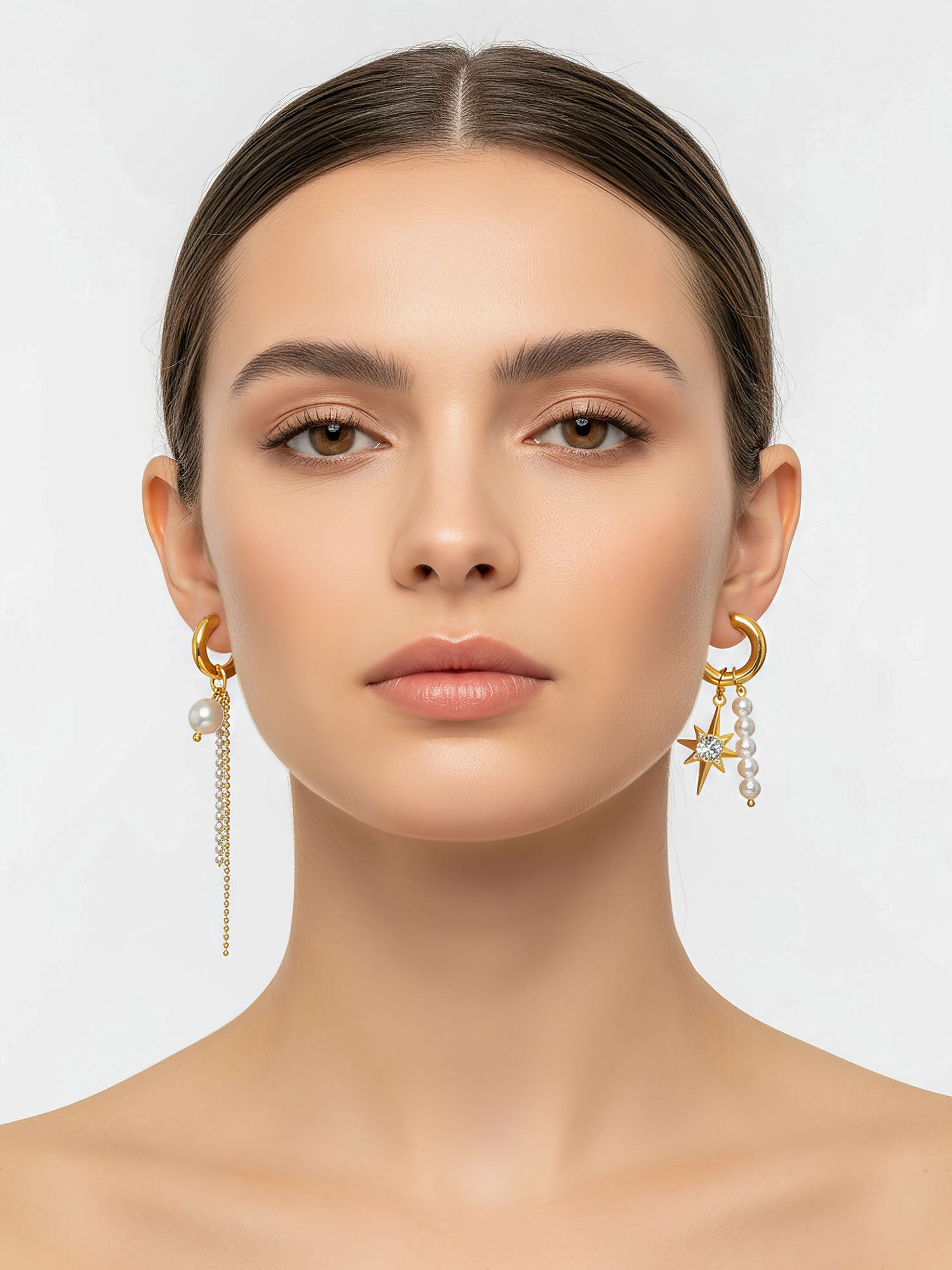 Asymmetrische Perla & Stella Ohrringe Frontalansicht – vergoldete Creolen mit unterschiedlichen Anhängern Stern und Perlenkette getragen