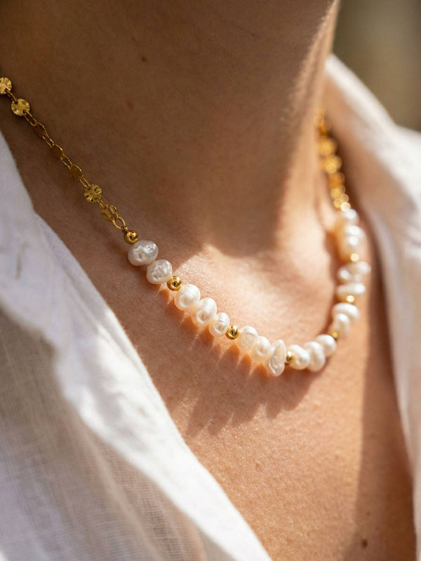 Kette Perlen Elegant – Detailaufnahme am Hals getragen, Nahaufnahme Anhaenger und Perlen