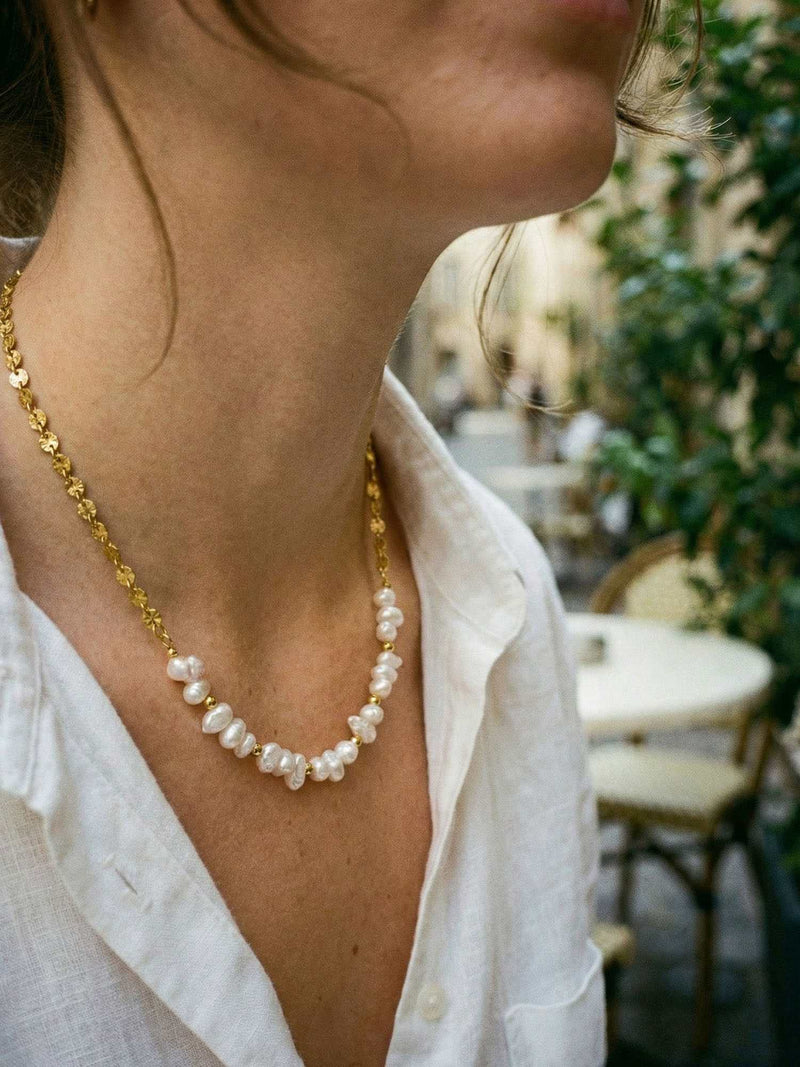 Kette Perlen Elegant – Detailaufnahme am Hals getragen, Nahaufnahme Anhaenger und Perlen