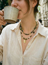 Kette Perlen Naturstein Anhaenger – von Model getragen, Boho Halskette Styling im Alltag