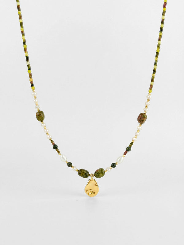 Kette Perlen Naturstein Anhaenger – Produktbild auf weissem Hintergrund, Naturstein Halskette, Boho Schmuck