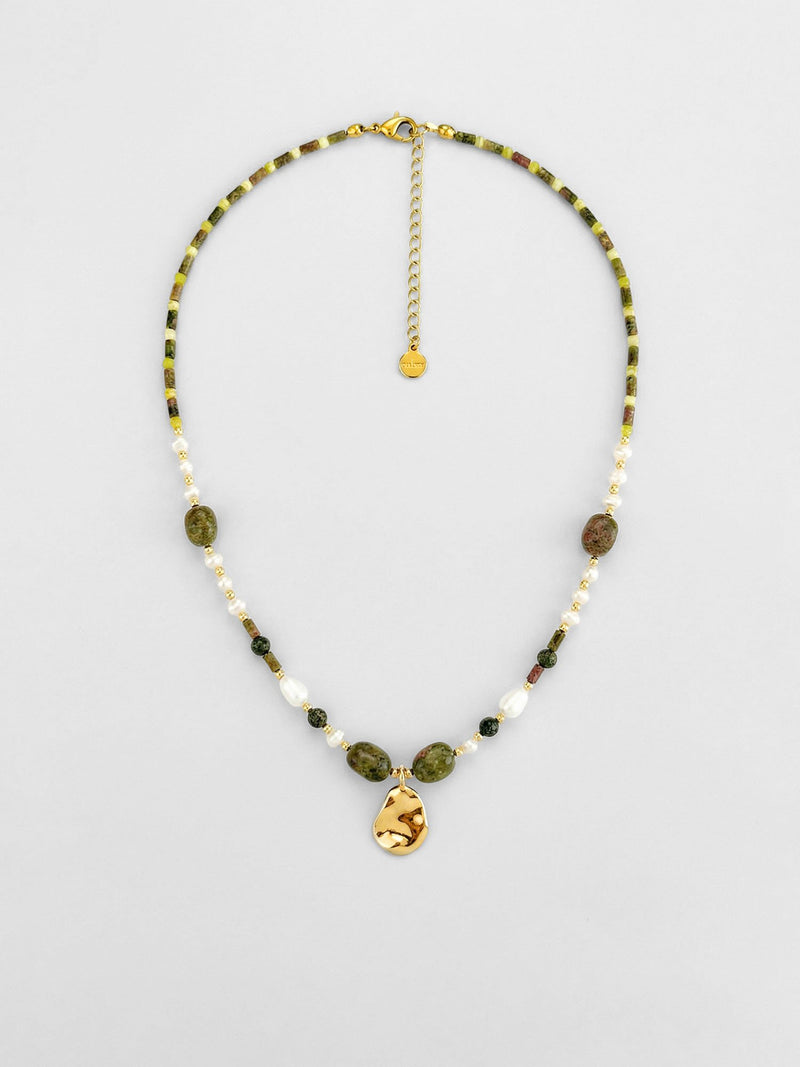 Kette Perlen Naturstein Anhaenger – Produktbild auf weissem Hintergrund, Naturstein Halskette, Boho Schmuck