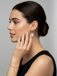 Seitenansicht Model mit Perlenarmband Elva und Barockperlen-Ohrring im eleganten Look