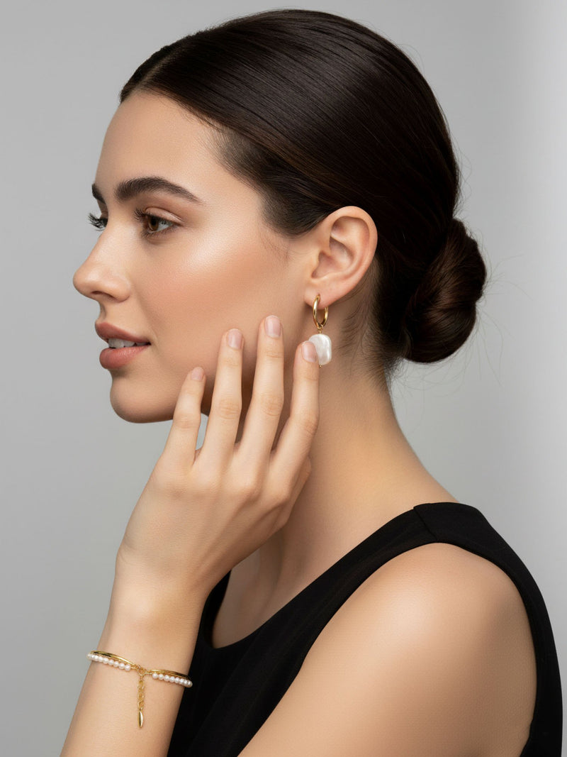 Seitenansicht Model mit Perlenarmband Elva und Barockperlen-Ohrring im eleganten Look