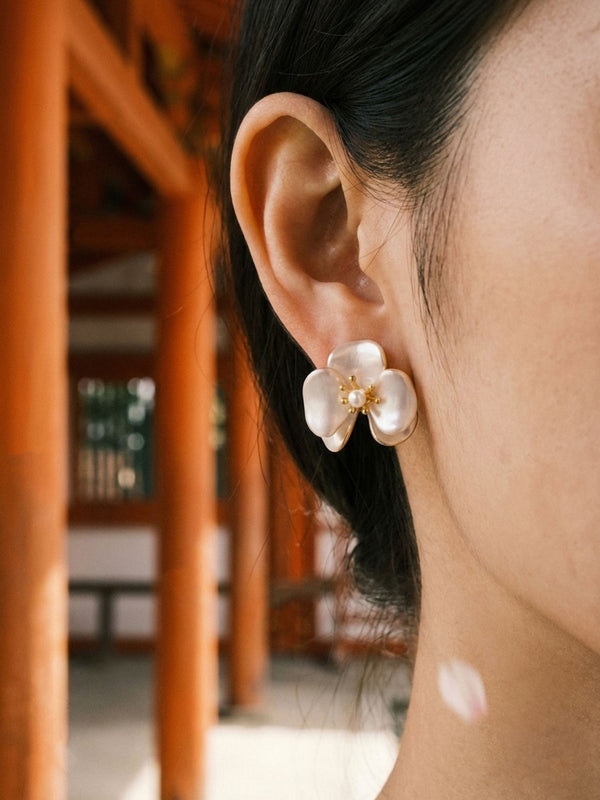 Perlmuttbluete Ohrstecker Styling – zarte Blumenohrringe im natuerlichen Licht getragen