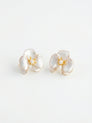 Boucles d'oreilles puces délicates en nacre en forme de fleur d'orchidée