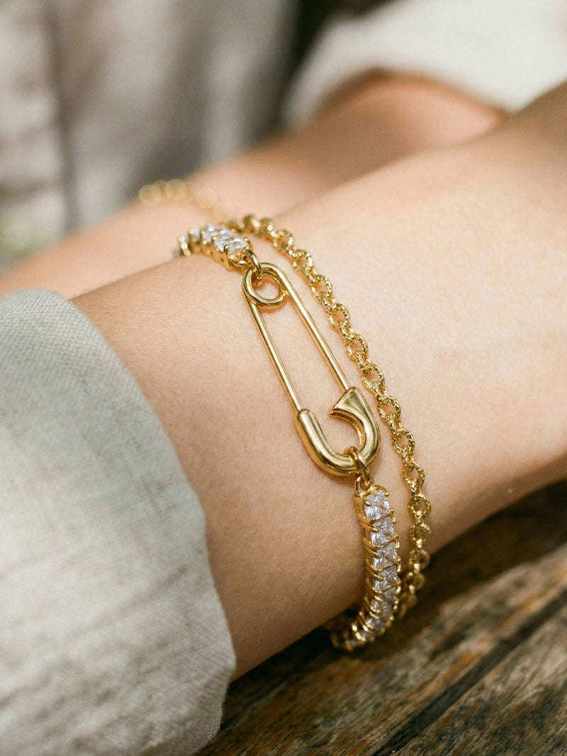 Pin Up Armband getragen von Model – modisches Kristallarmband zum schicken Blazer-Outfit