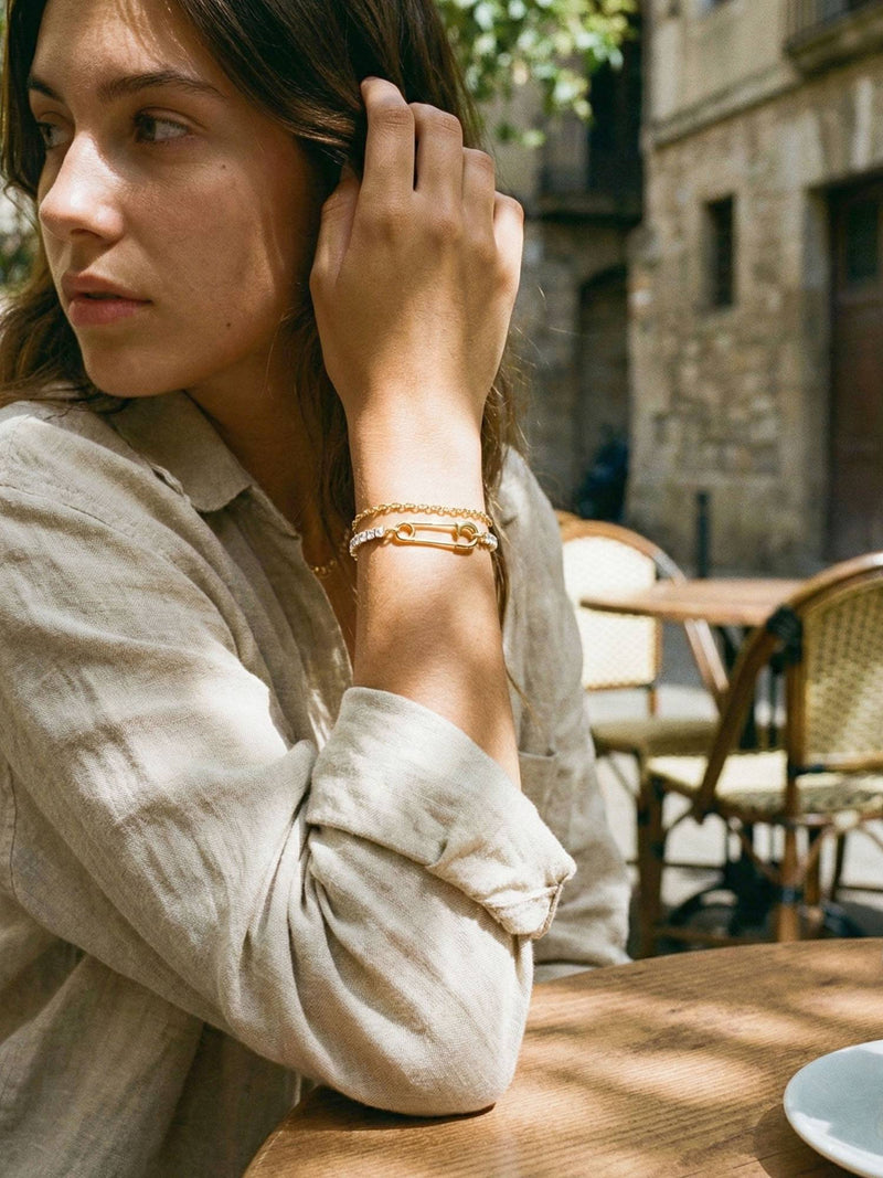 Pin Up Armband Detailaufnahme – Nahaufnahme der Sicherheitsnadel mit eingefasstem Kristall und Tenniskette