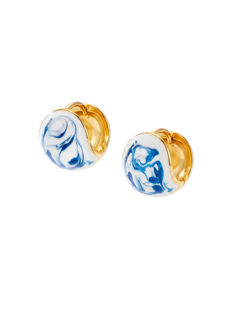 Ohrringe Porcelana Blu – Blau-Weiß Ohrstecker im Porzellan-Look, 18K vergoldet – weißer Hintergrund