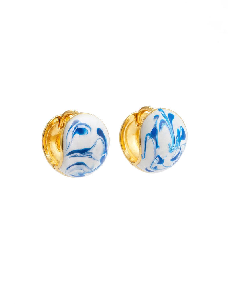 Ohrringe Porcelana Blu – Blau-Weiß Ohrstecker im Porzellan-Look, 18K vergoldet – weißer Hintergrund