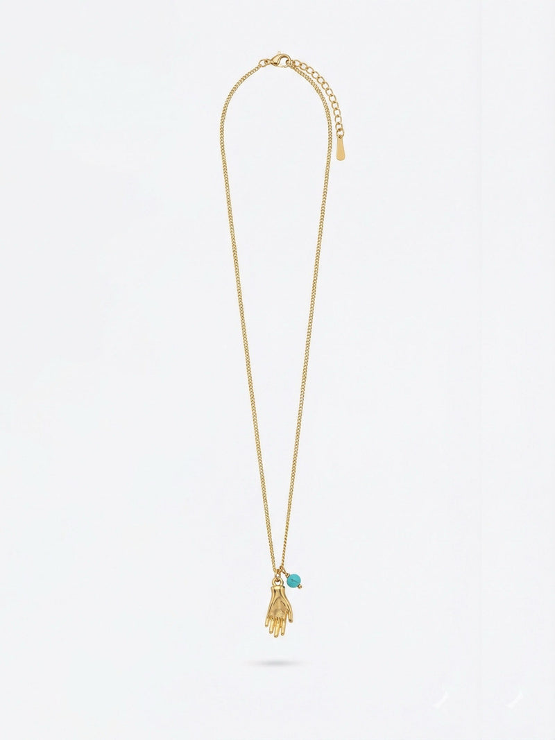 Goldene Kette mit Hand-Anhänger und Türkis-Perle einzeln präsentiert - 18K vergoldete Boho Halskette mit Verlängerungskette und Markenplättchen