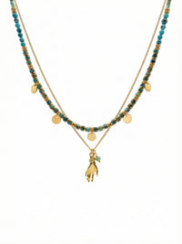 Quiet Protection Türkis Layering Halsketten-Set mit afrikanischen Türkis-Perlen goldenen Münz-Charms und 18K vergoldetem Hand-Anhänger auf weißem Hintergrund