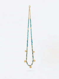 Afrikanische Türkis-Perlenkette mit sechs goldenen Münz-Charms - Boho Schmuck mit blauen und grünen Naturstein-Perlen auf weißem Hintergrund