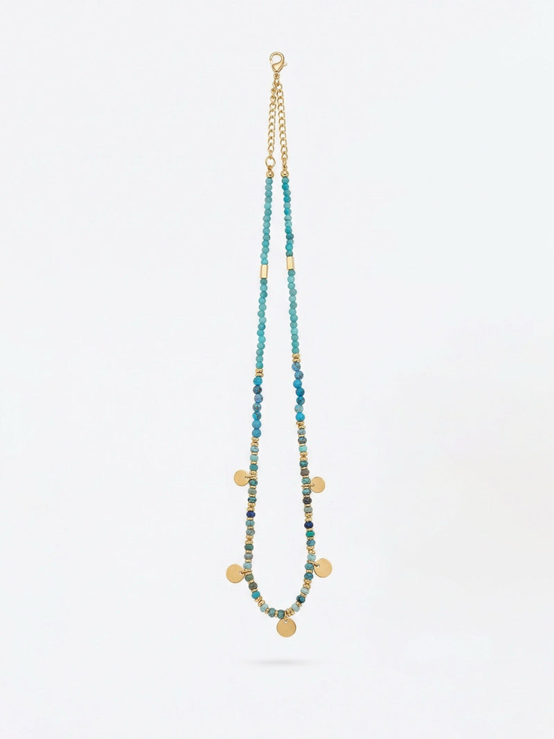Afrikanische Türkis-Perlenkette mit sechs goldenen Münz-Charms - Boho Schmuck mit blauen und grünen Naturstein-Perlen auf weißem Hintergrund