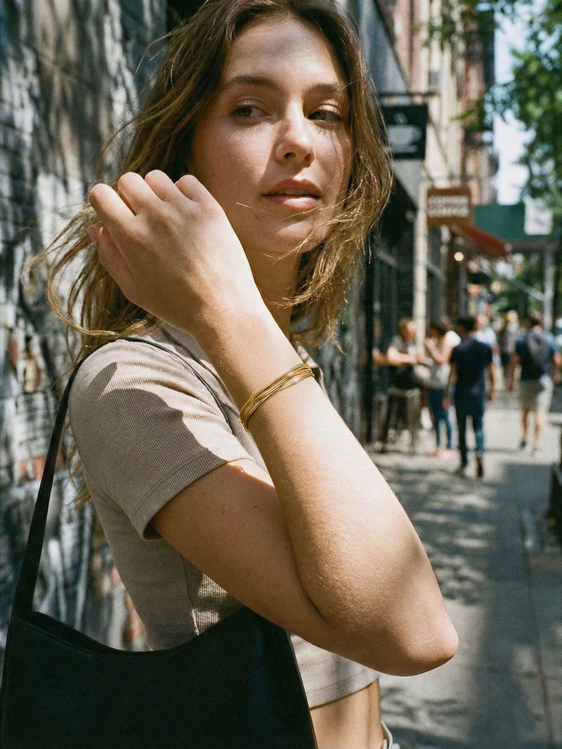 Quintuple Silk Armband getragen von Model – luxurioeses Mehrfacharmband zum schicken Alltagslook