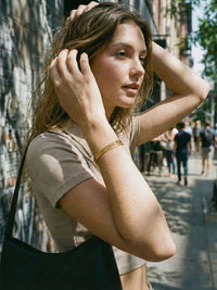Quintuple Silk Armband Lifestyle – fliessende goldene Ketten in Bewegung getragen