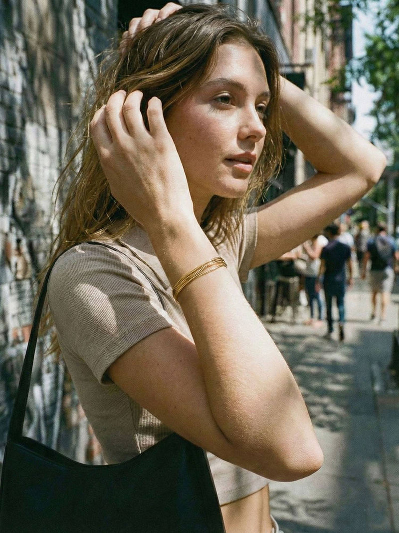 Quintuple Silk Armband Lifestyle – fliessende goldene Ketten in Bewegung getragen