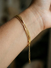 Quintuple Silk Armband Detail – Nahaufnahme der fuenf parallelen goldenen Schlangenketten