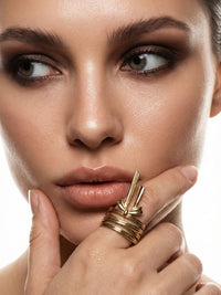Ribbon Knot Schleifen-Ring Gold am Finger getragen