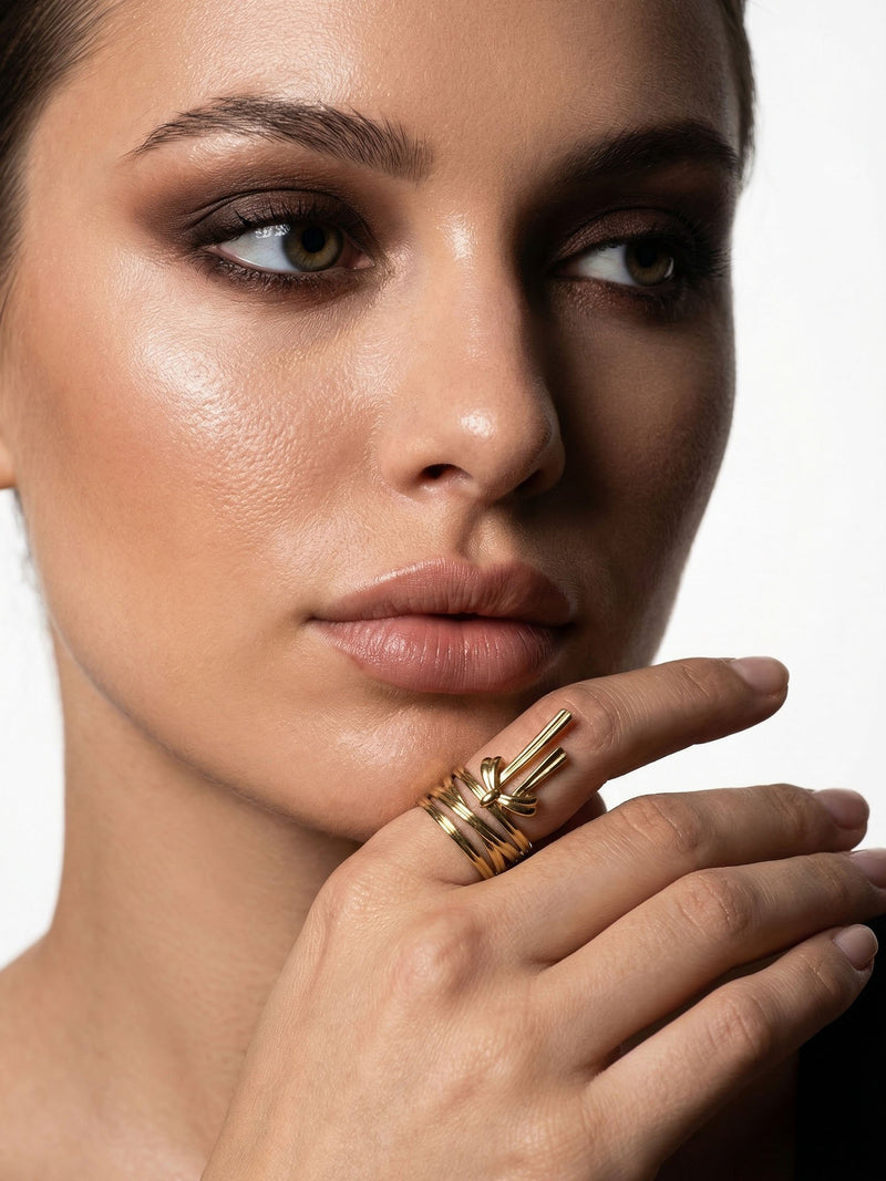 Ribbon Knot Schleifen-Ring Gold am Finger getragen
