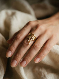 Ribbon Knot Schleifen-Ring Gold Handansicht Nahaufnahme