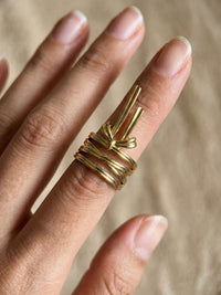 Ribbon Knot Schleifen-Ring Gold Handansicht Nahaufnahme
