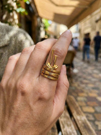 Ribbon Knot Schleifen-Ring Gold Lifestyle-Setting im Cafe