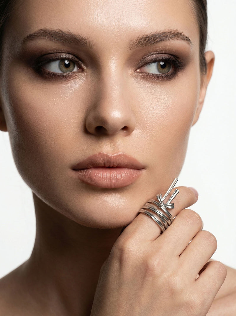 Ribbon Knot Schleifen-Ring Silber am Finger getragen