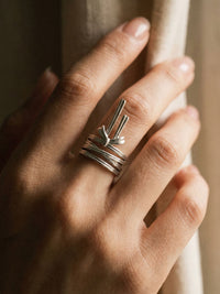 Ribbon Knot Schleifen-Ring Silber Handansicht Nahaufnahme