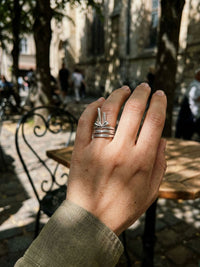Ribbon Knot Schleifen-Ring Silber Lifestyle-Setting im Cafe