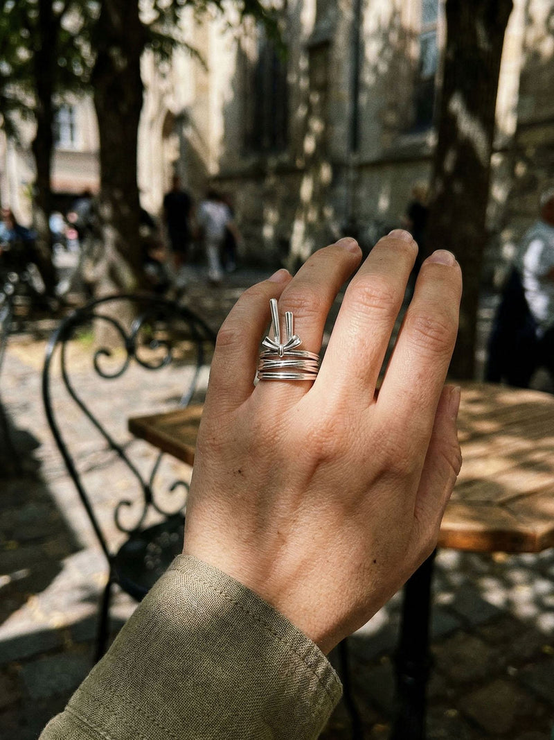 Ribbon Knot Schleifen-Ring Silber Lifestyle-Setting im Cafe