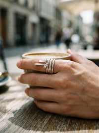 Ribbon Knot Schleifen-Ring Silber Lifestyle-Setting im Cafe
